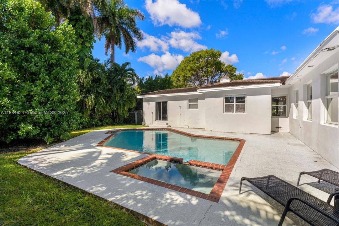 Vendido Recientemente: $1,999,999 (4 camas, 2 baños, 2360 Pies cuadrados)