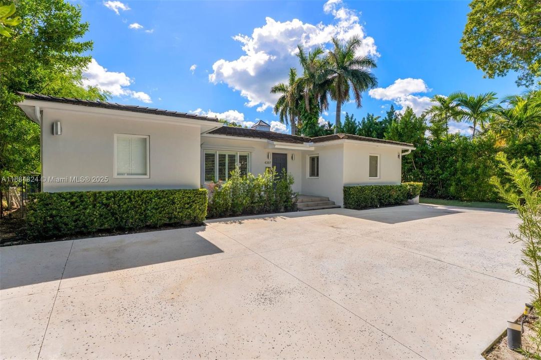 Vendido Recientemente: $1,999,999 (4 camas, 2 baños, 2360 Pies cuadrados)