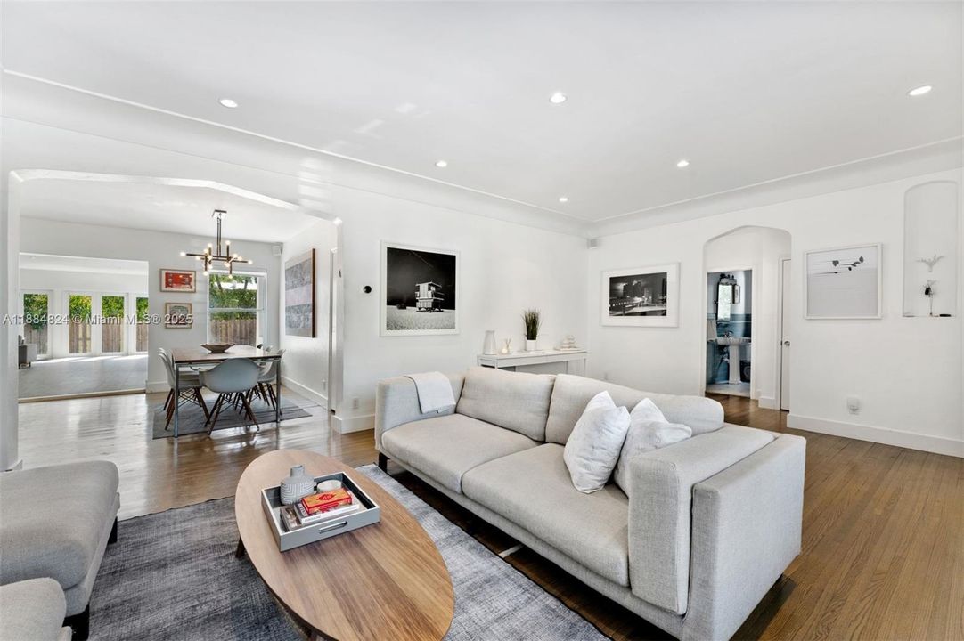 Vendido Recientemente: $1,999,999 (4 camas, 2 baños, 2360 Pies cuadrados)