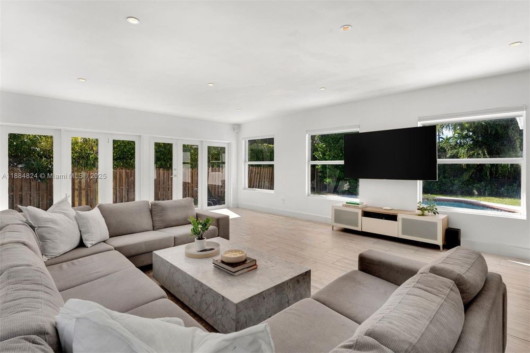 Vendido Recientemente: $1,999,999 (4 camas, 2 baños, 2360 Pies cuadrados)