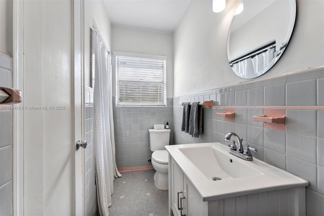 Vendido Recientemente: $1,999,999 (4 camas, 2 baños, 2360 Pies cuadrados)