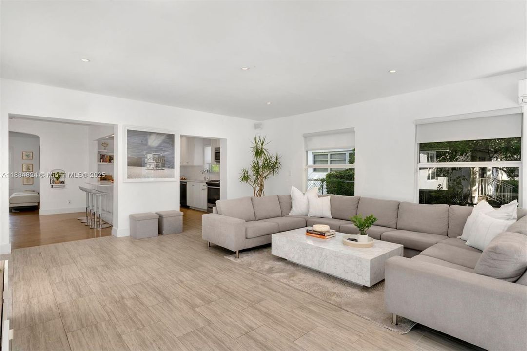 Vendido Recientemente: $1,999,999 (4 camas, 2 baños, 2360 Pies cuadrados)