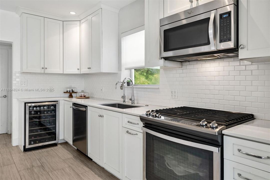 Vendido Recientemente: $1,999,999 (4 camas, 2 baños, 2360 Pies cuadrados)