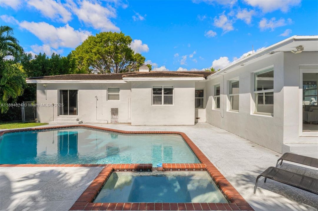 Vendido Recientemente: $1,999,999 (4 camas, 2 baños, 2360 Pies cuadrados)