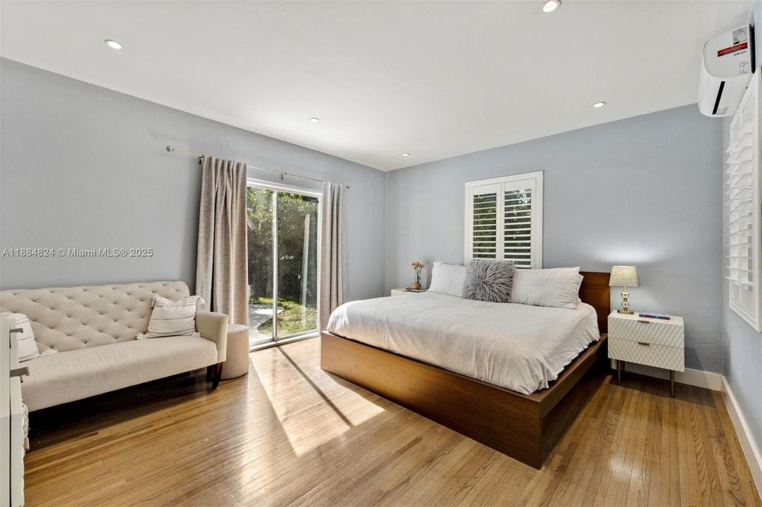 Vendido Recientemente: $1,999,999 (4 camas, 2 baños, 2360 Pies cuadrados)