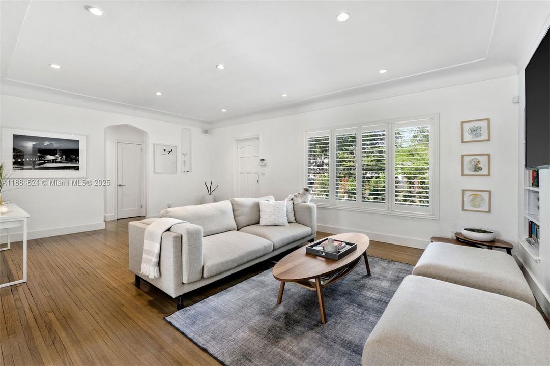 Vendido Recientemente: $1,999,999 (4 camas, 2 baños, 2360 Pies cuadrados)