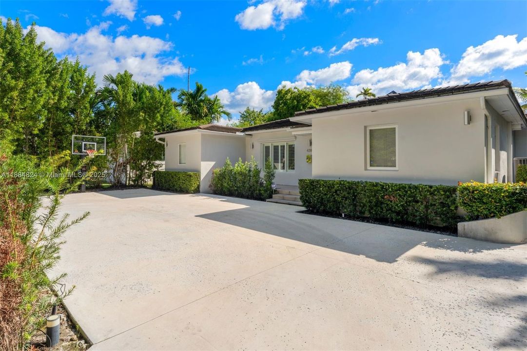 Vendido Recientemente: $1,999,999 (4 camas, 2 baños, 2360 Pies cuadrados)