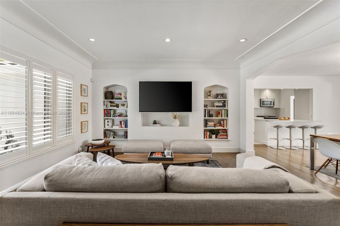 Vendido Recientemente: $1,999,999 (4 camas, 2 baños, 2360 Pies cuadrados)