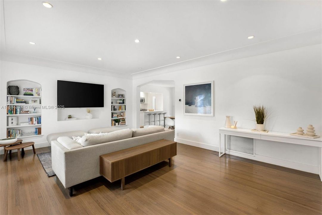 Vendido Recientemente: $1,999,999 (4 camas, 2 baños, 2360 Pies cuadrados)