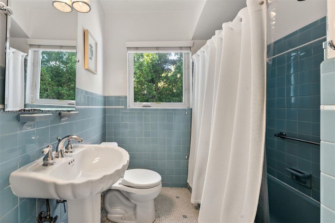 Vendido Recientemente: $1,999,999 (4 camas, 2 baños, 2360 Pies cuadrados)