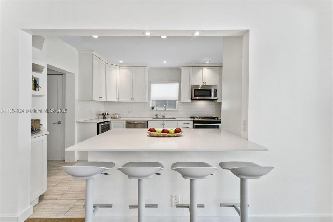 Vendido Recientemente: $1,999,999 (4 camas, 2 baños, 2360 Pies cuadrados)