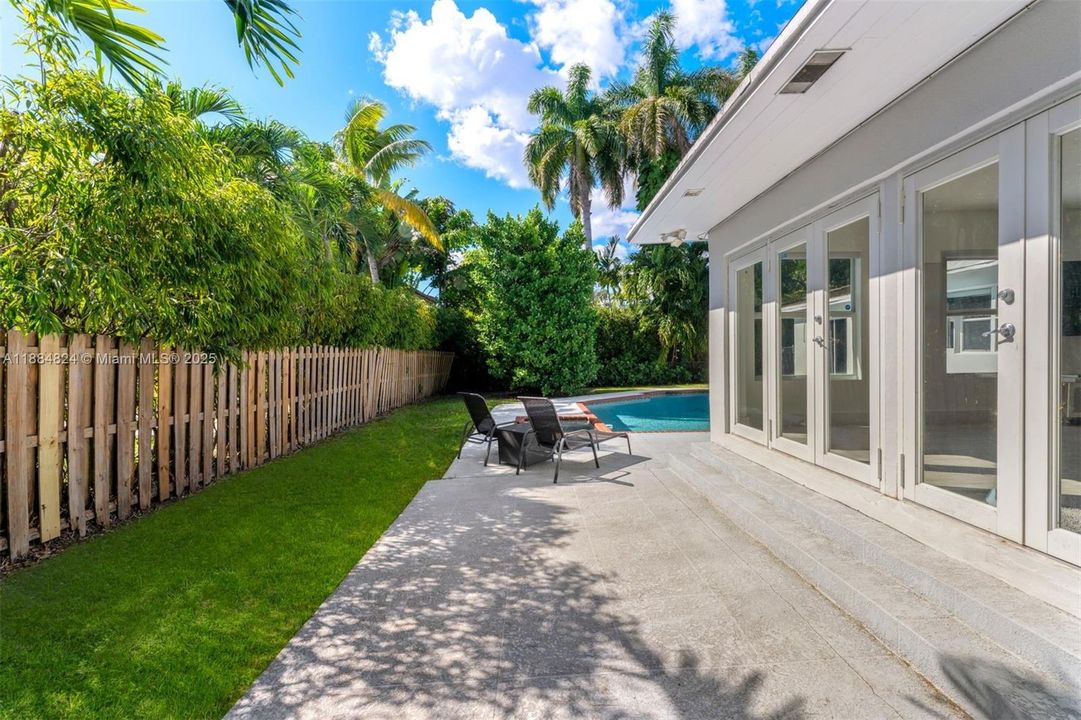 Vendido Recientemente: $1,999,999 (4 camas, 2 baños, 2360 Pies cuadrados)