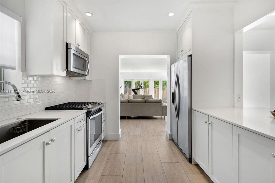 Vendido Recientemente: $1,999,999 (4 camas, 2 baños, 2360 Pies cuadrados)