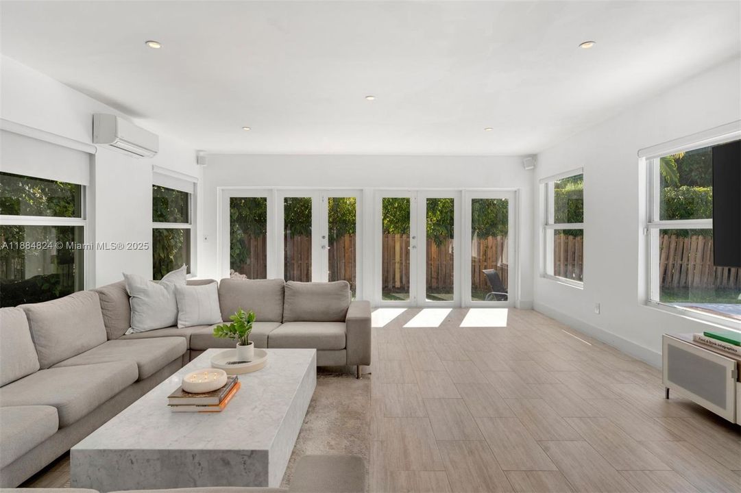 Vendido Recientemente: $1,999,999 (4 camas, 2 baños, 2360 Pies cuadrados)