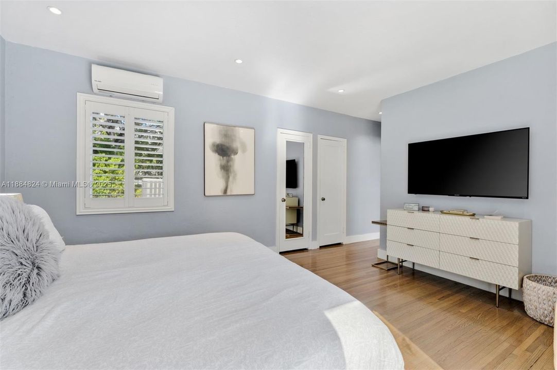 Vendido Recientemente: $1,999,999 (4 camas, 2 baños, 2360 Pies cuadrados)