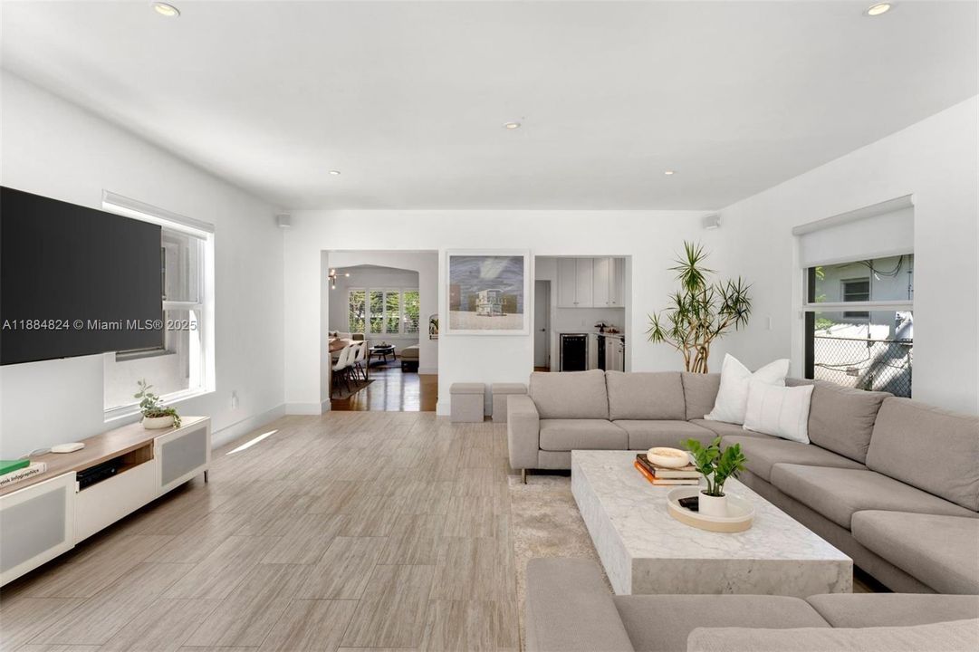 Vendido Recientemente: $1,999,999 (4 camas, 2 baños, 2360 Pies cuadrados)