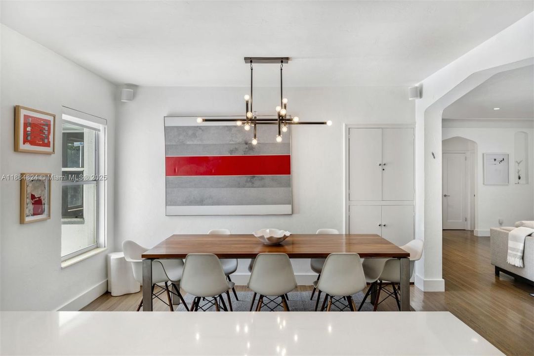 Vendido Recientemente: $1,999,999 (4 camas, 2 baños, 2360 Pies cuadrados)