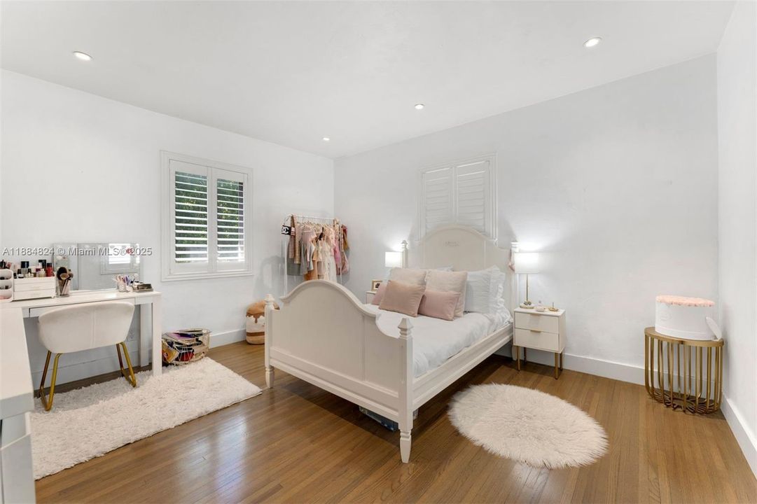 Vendido Recientemente: $1,999,999 (4 camas, 2 baños, 2360 Pies cuadrados)