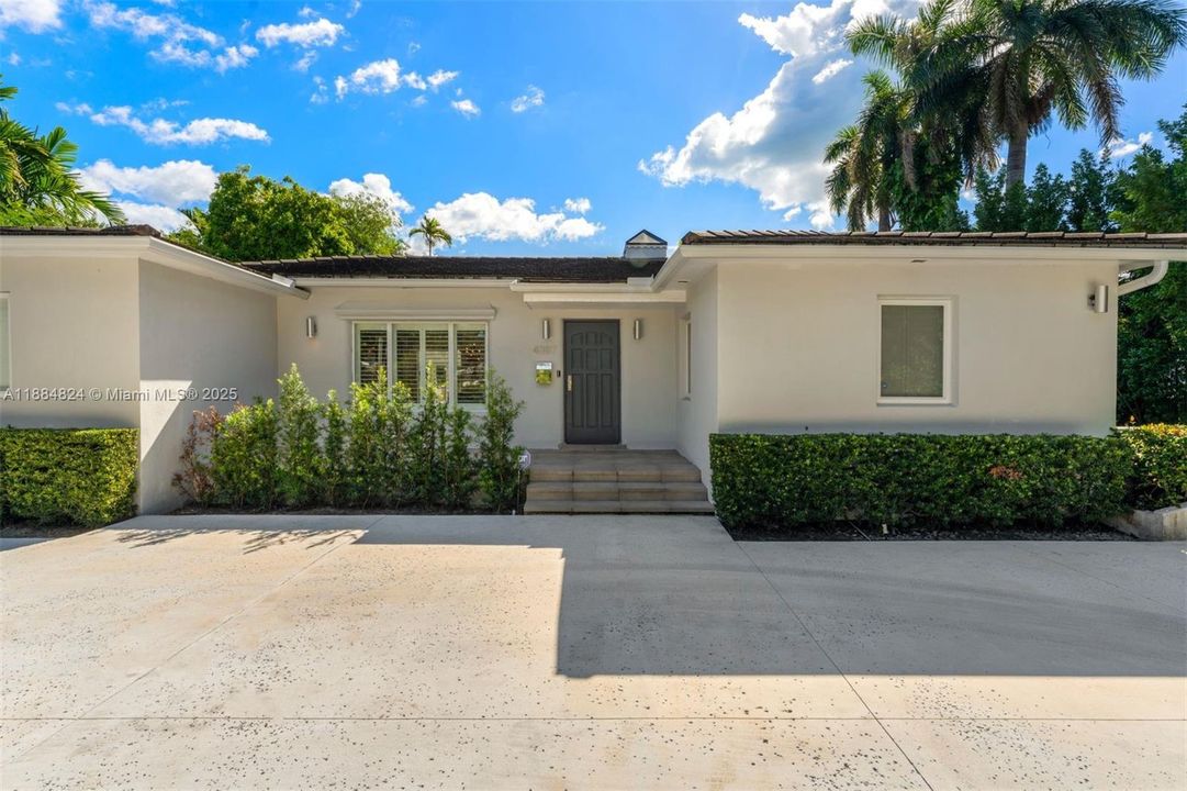 Vendido Recientemente: $1,999,999 (4 camas, 2 baños, 2360 Pies cuadrados)