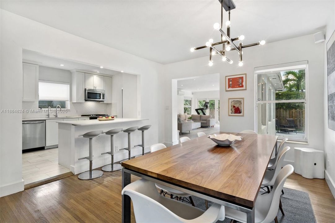 Vendido Recientemente: $1,999,999 (4 camas, 2 baños, 2360 Pies cuadrados)