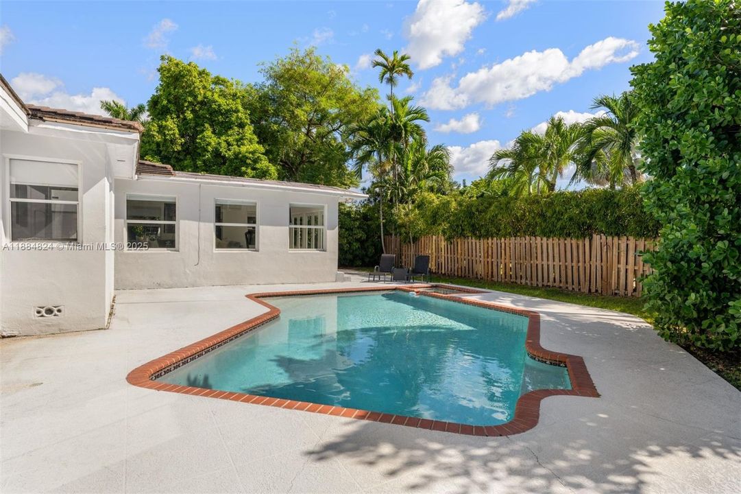 Vendido Recientemente: $1,999,999 (4 camas, 2 baños, 2360 Pies cuadrados)