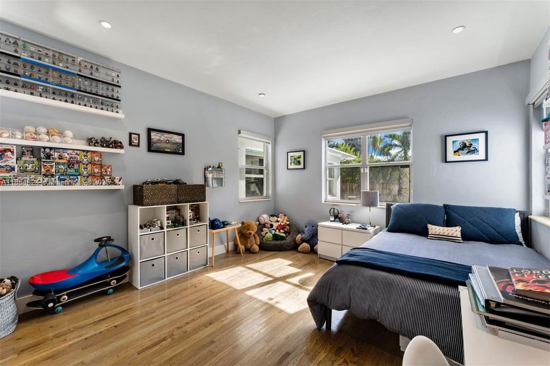 Vendido Recientemente: $1,999,999 (4 camas, 2 baños, 2360 Pies cuadrados)