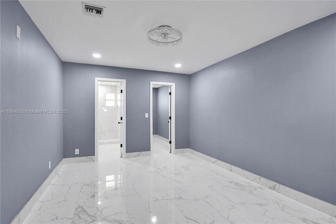 合同活跃: $5,000 (4 贝兹, 4 浴室, 1555 平方英尺)