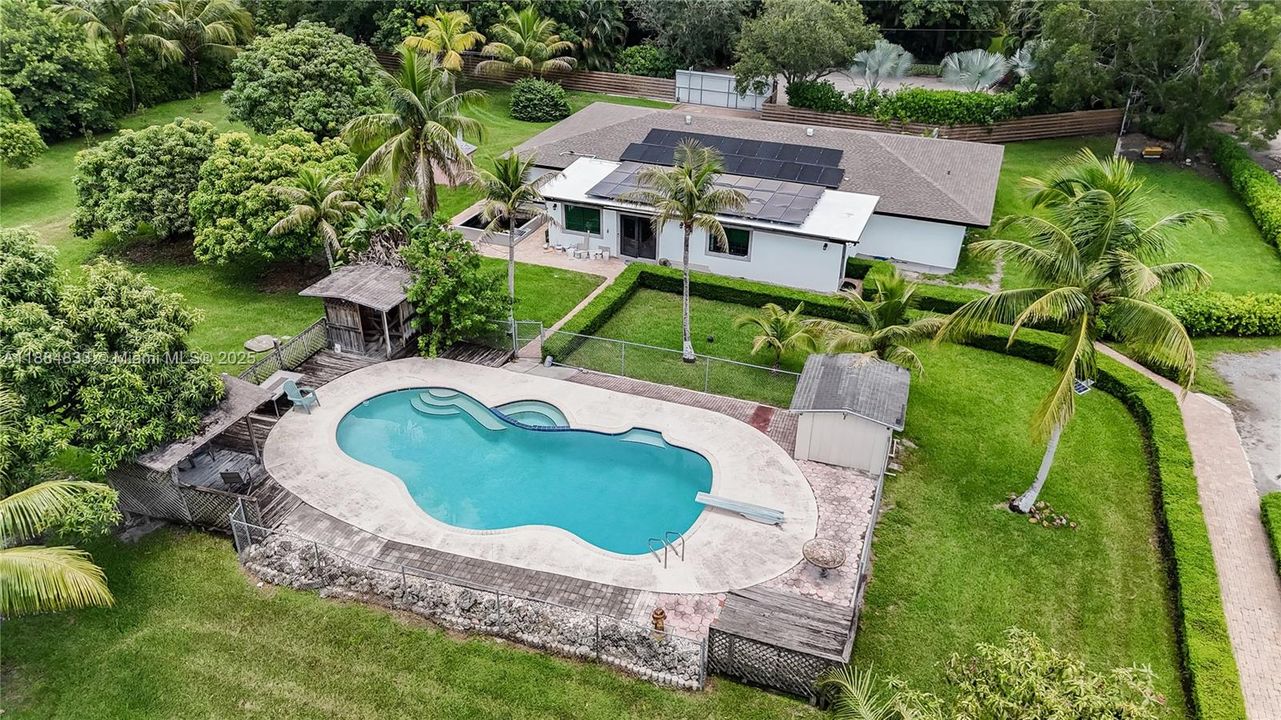 合同活跃: $5,000 (4 贝兹, 4 浴室, 1555 平方英尺)