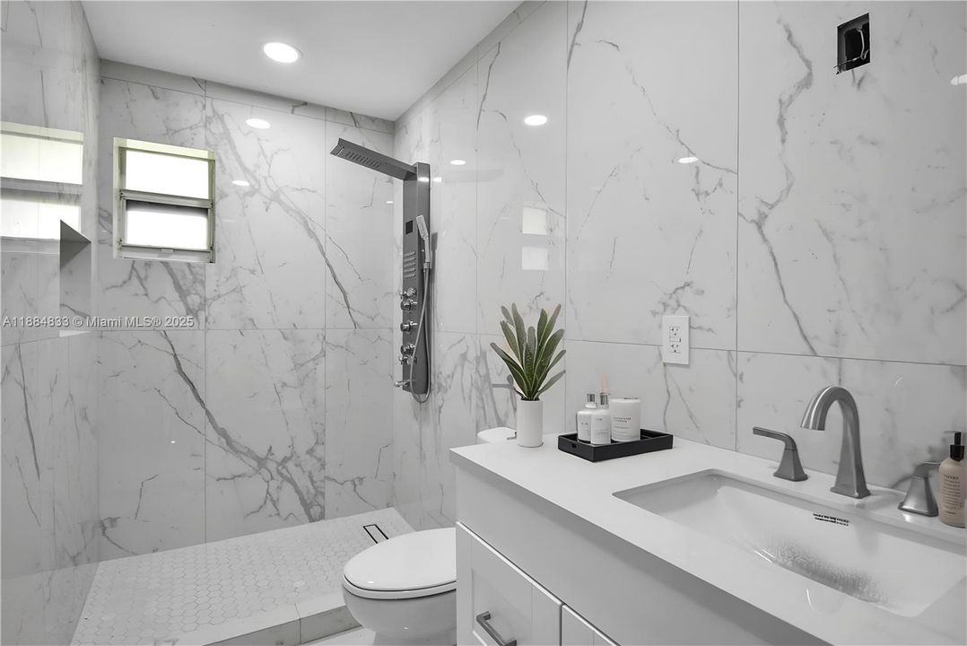 合同活跃: $5,000 (4 贝兹, 4 浴室, 1555 平方英尺)