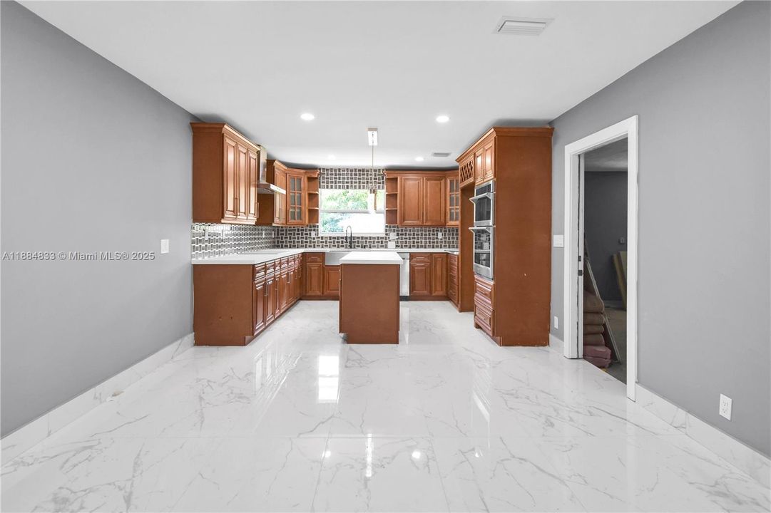 合同活跃: $5,000 (4 贝兹, 4 浴室, 1555 平方英尺)