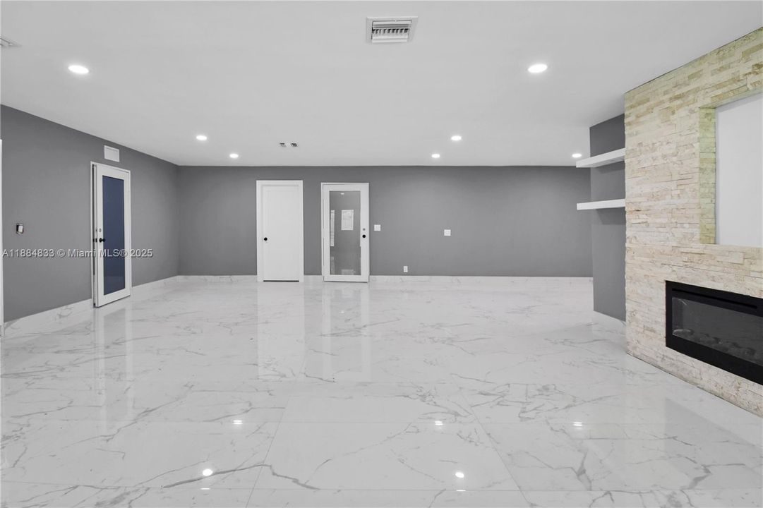 合同活跃: $5,000 (4 贝兹, 4 浴室, 1555 平方英尺)