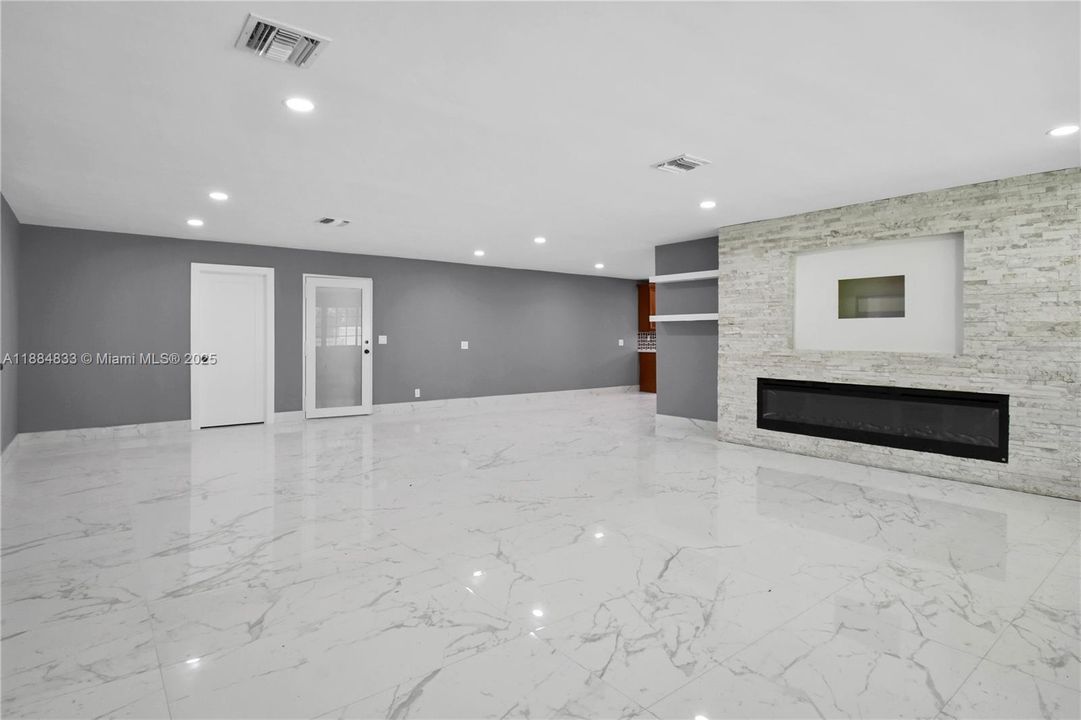 合同活跃: $5,000 (4 贝兹, 4 浴室, 1555 平方英尺)