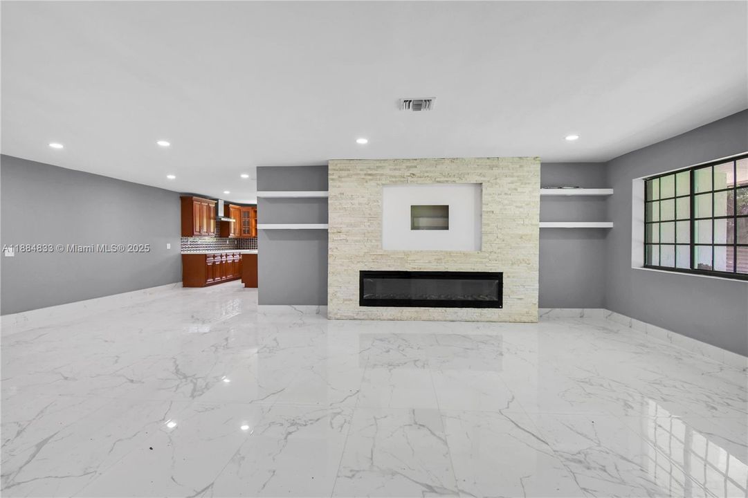 合同活跃: $5,000 (4 贝兹, 4 浴室, 1555 平方英尺)