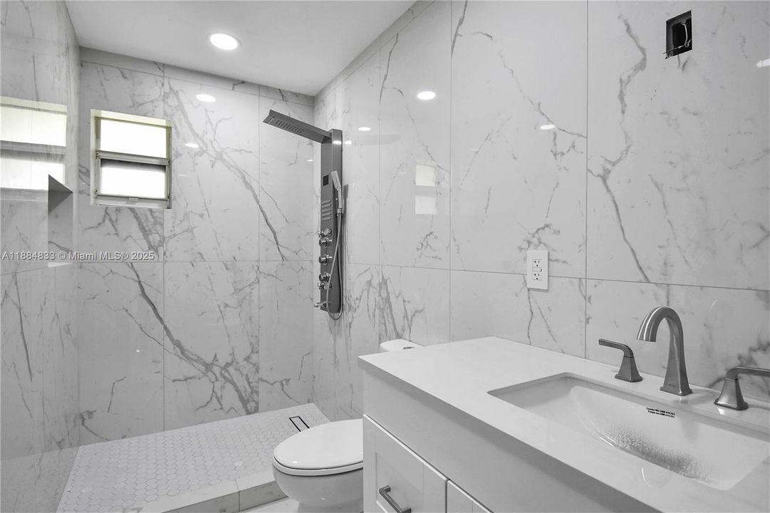 合同活跃: $5,000 (4 贝兹, 4 浴室, 1555 平方英尺)