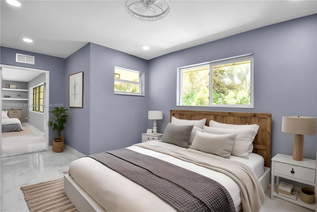 合同活跃: $5,000 (4 贝兹, 4 浴室, 1555 平方英尺)