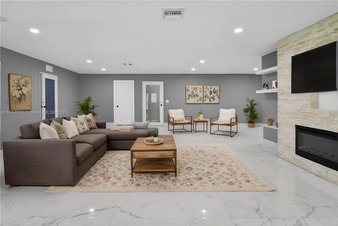 合同活跃: $5,000 (4 贝兹, 4 浴室, 1555 平方英尺)