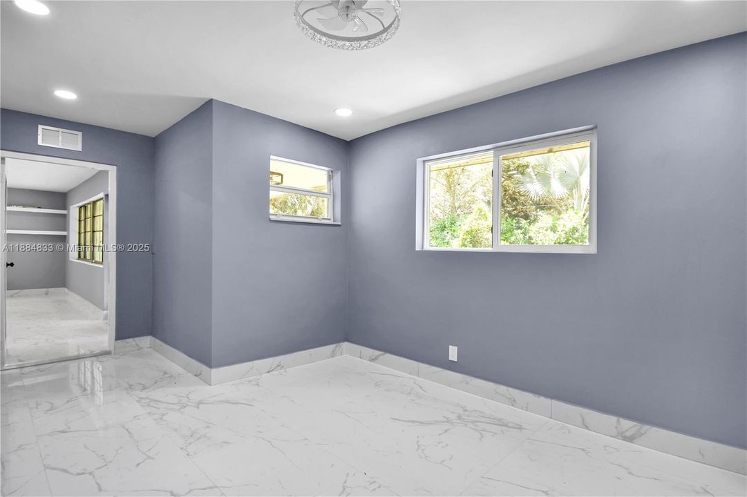 合同活跃: $5,000 (4 贝兹, 4 浴室, 1555 平方英尺)