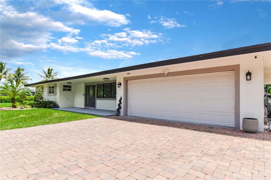 合同活跃: $5,000 (4 贝兹, 4 浴室, 1555 平方英尺)