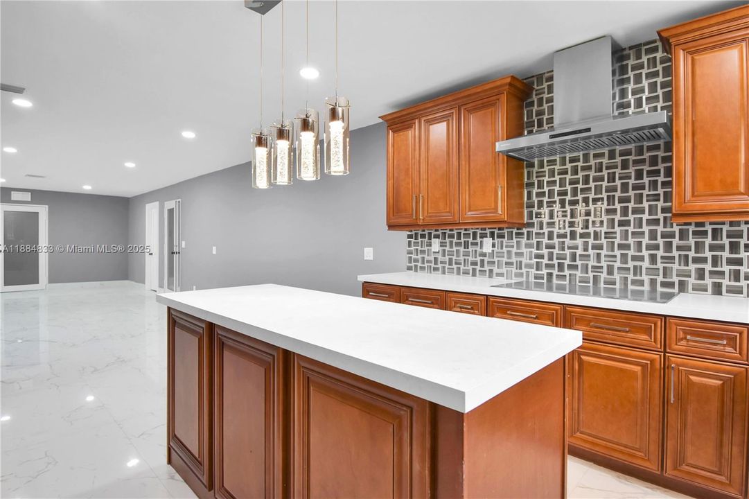 合同活跃: $5,000 (4 贝兹, 4 浴室, 1555 平方英尺)