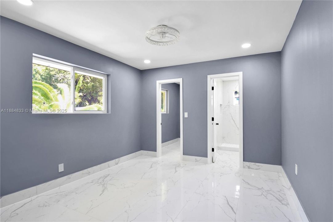 合同活跃: $5,000 (4 贝兹, 4 浴室, 1555 平方英尺)