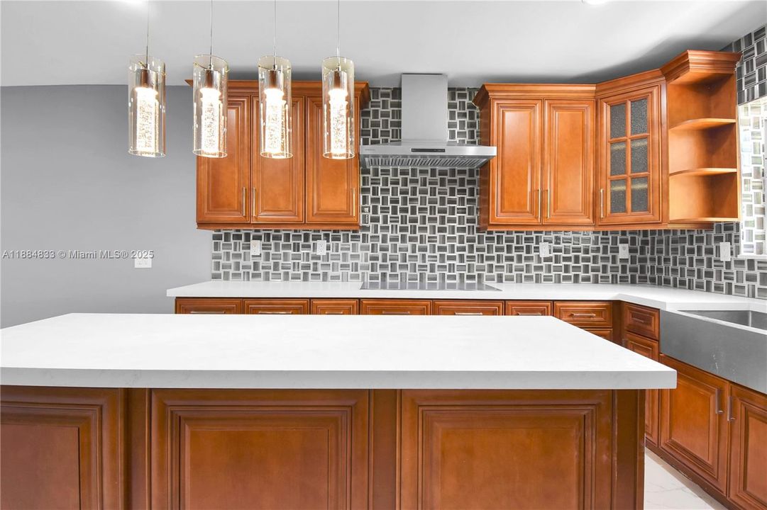 合同活跃: $5,000 (4 贝兹, 4 浴室, 1555 平方英尺)