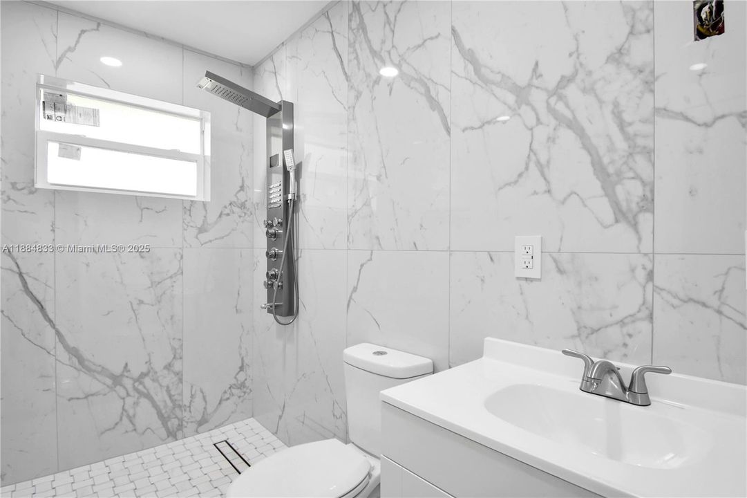 合同活跃: $5,000 (4 贝兹, 4 浴室, 1555 平方英尺)