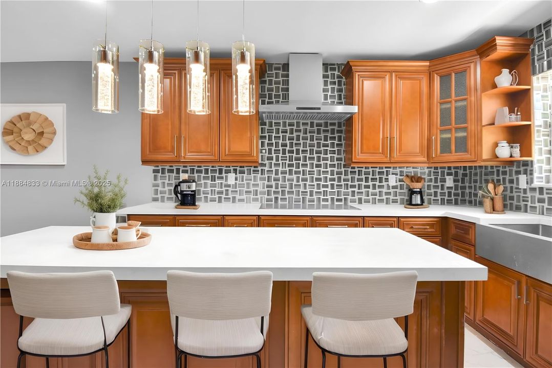 合同活跃: $5,000 (4 贝兹, 4 浴室, 1555 平方英尺)