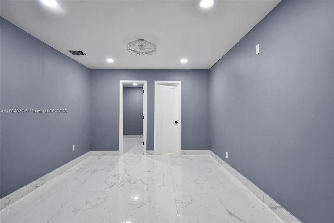 合同活跃: $5,000 (4 贝兹, 4 浴室, 1555 平方英尺)