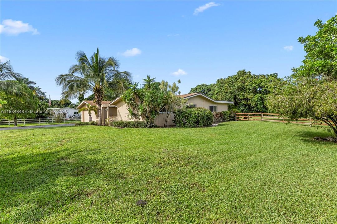 最近售出: $900,000 (3 贝兹, 2 浴室, 1748 平方英尺)