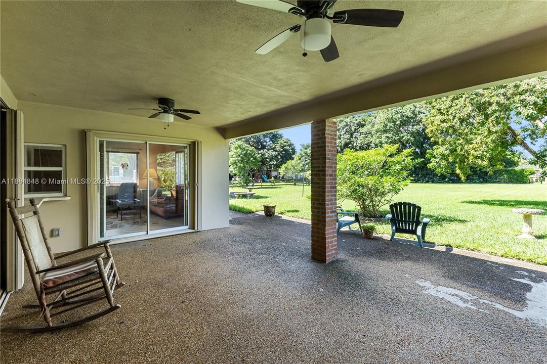 最近售出: $900,000 (3 贝兹, 2 浴室, 1748 平方英尺)