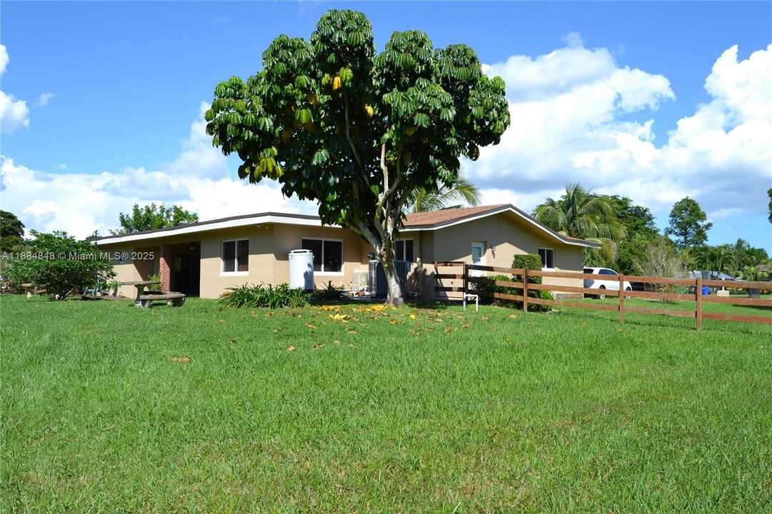 最近售出: $900,000 (3 贝兹, 2 浴室, 1748 平方英尺)