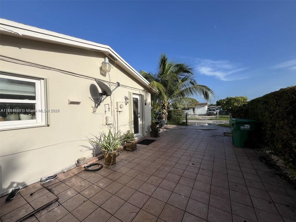 For Sale: $530,000 (4 beds, 2 baths, 1610 Square Feet)