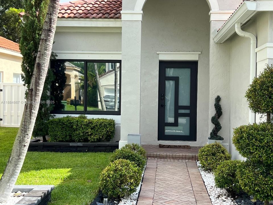 Под контрактом: $735,000 (3 спален, 2 ванн, 1556 Квадратных фут)