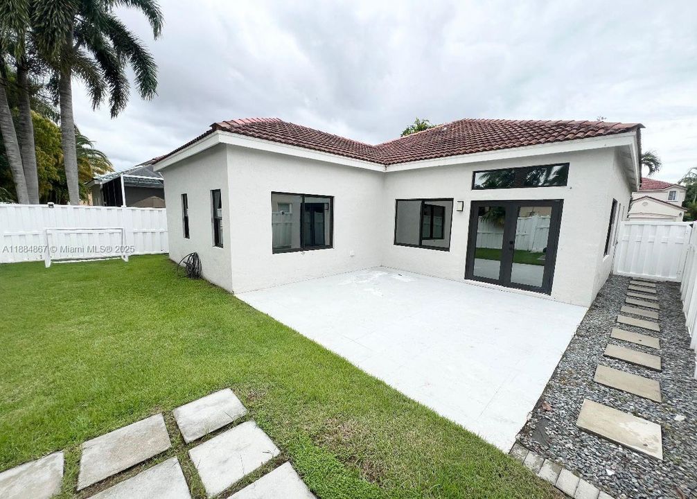 Под контрактом: $735,000 (3 спален, 2 ванн, 1556 Квадратных фут)